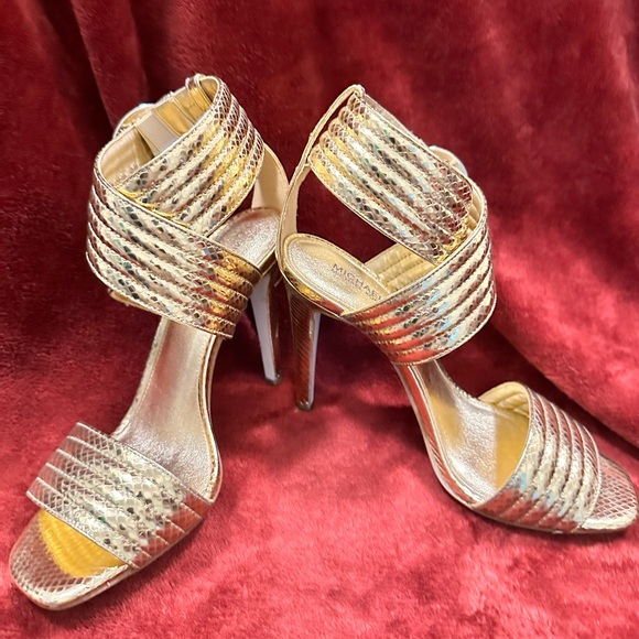 Goddess gold Michael Kors heels, stunning color and like new condition.  Size 7 - Picture 2 of 3